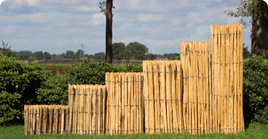 Het Frans kastanje schapenhekwerk is verkrijgbaar in de latafstand 4,6 en 8 cm. Dit is de afstand tussen de latjes. Dus niet 4 tot 5 cm of 8 tot 10 cm zoals bij veel verkopers. Tel het aantal latjes per 5 of 10 mtr. en je ziet het verschil.